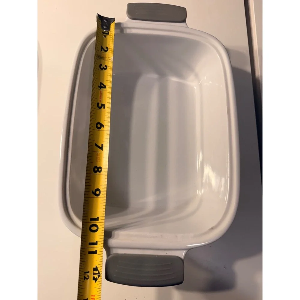 Wolfgang puck 3 quart casserole dish with lid and grey silicone handles